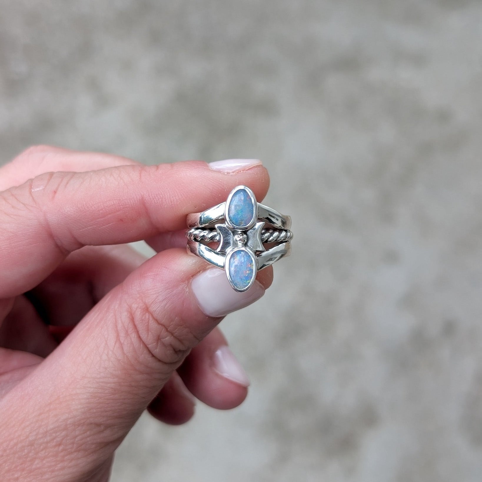 Anillo de plata con dobletes de ópalo australiano y lunas