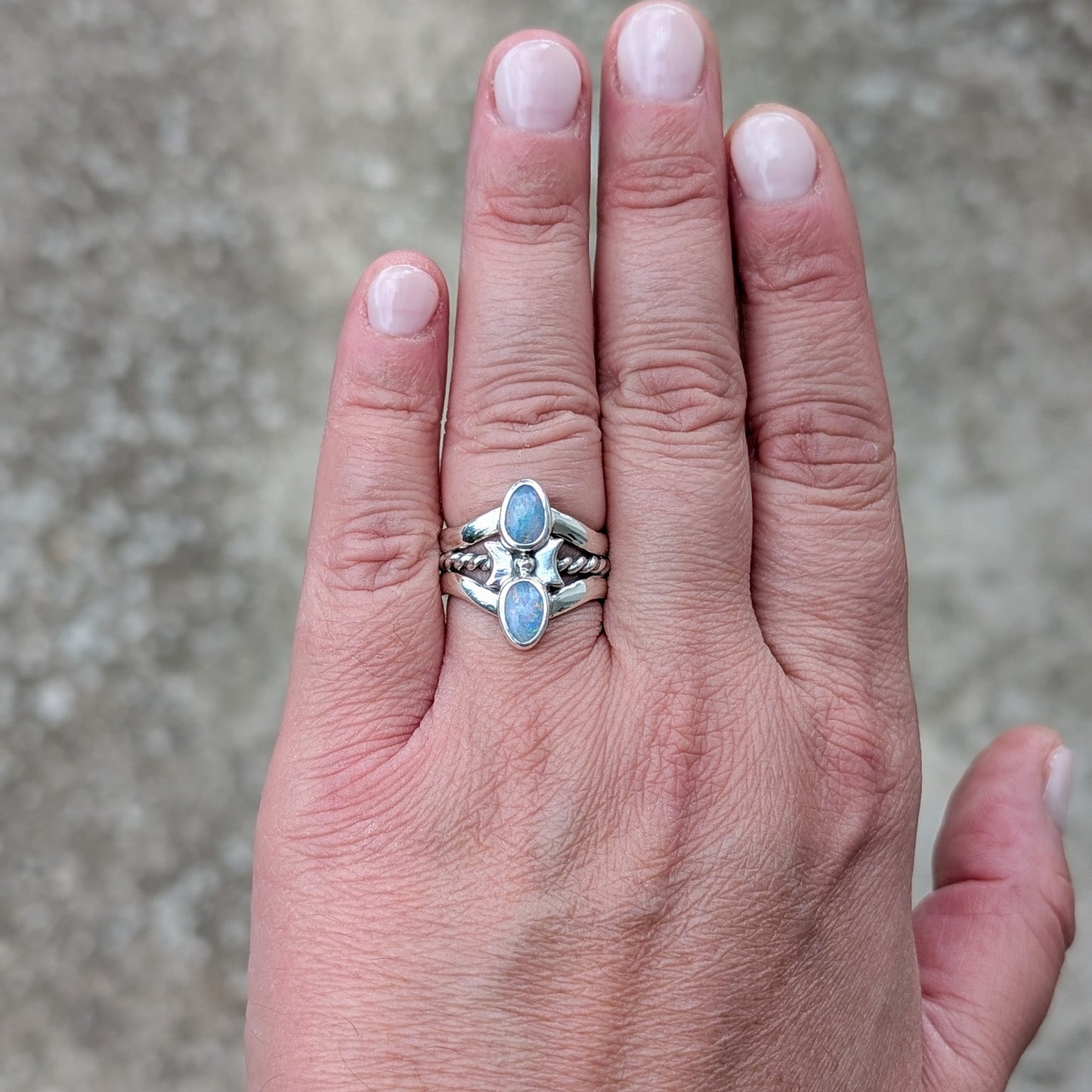 Anillo de plata con dobletes de ópalo australiano y lunas