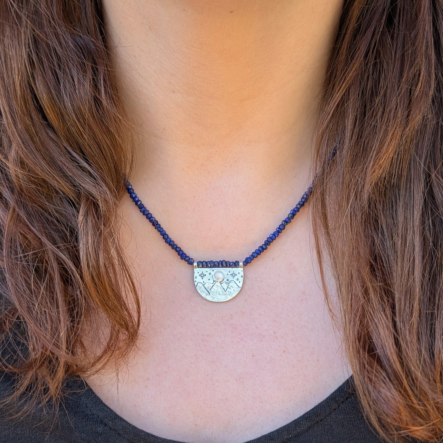 Colgante de plata con montañas