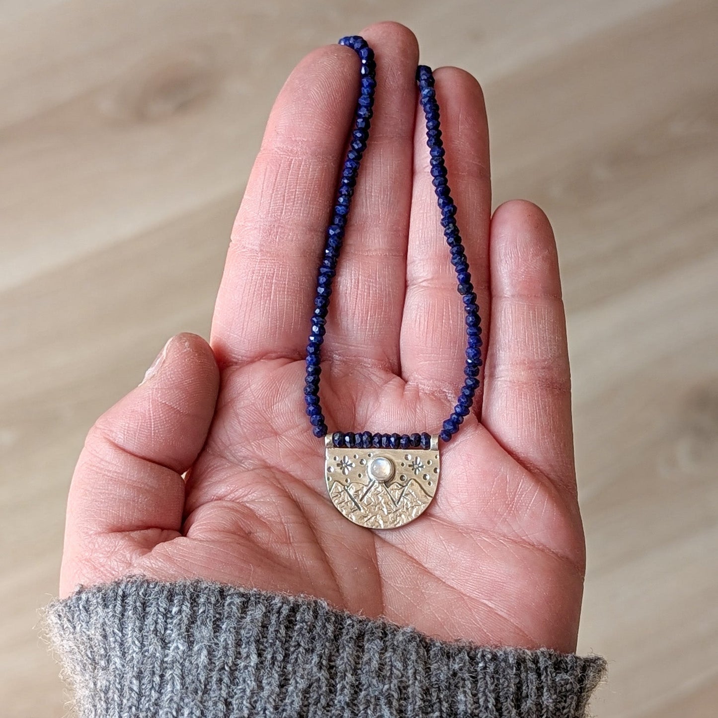 Colgante de plata con montañas