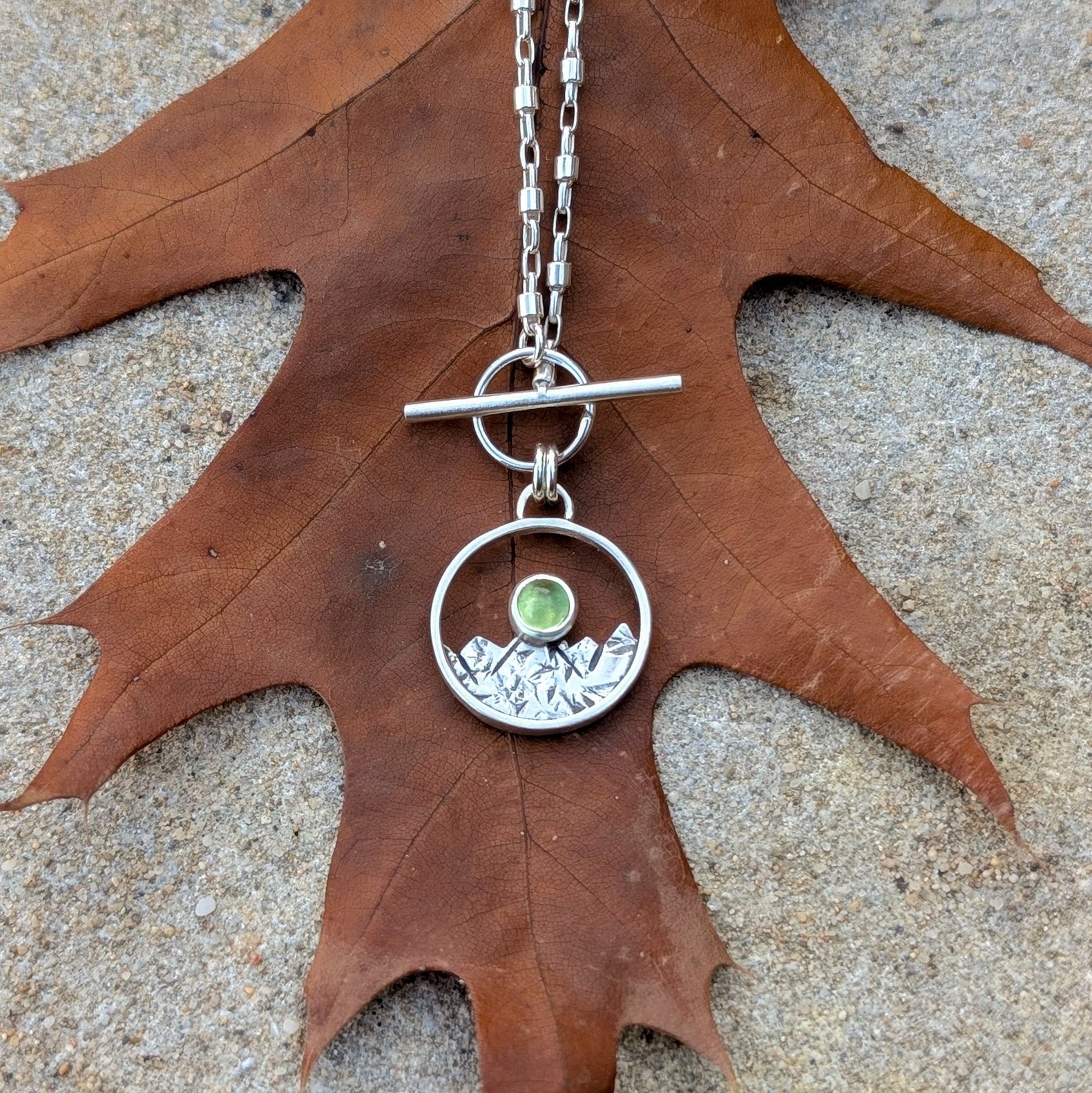Colgante de plata con montañas y peridoto