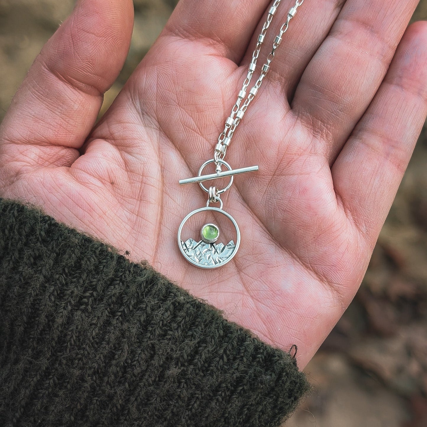 Colgante de plata con montañas y peridoto