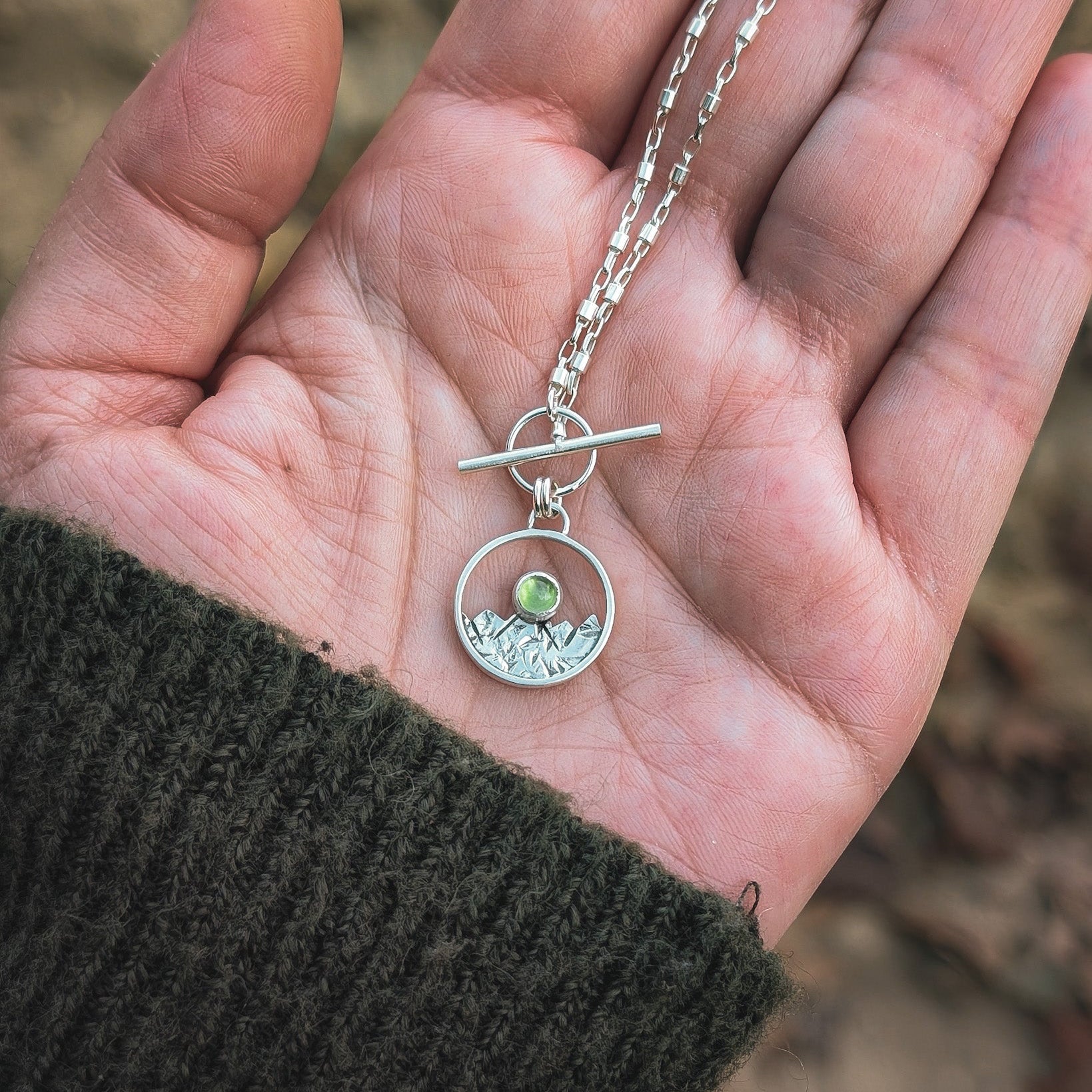 Colgante de plata con montañas y peridoto