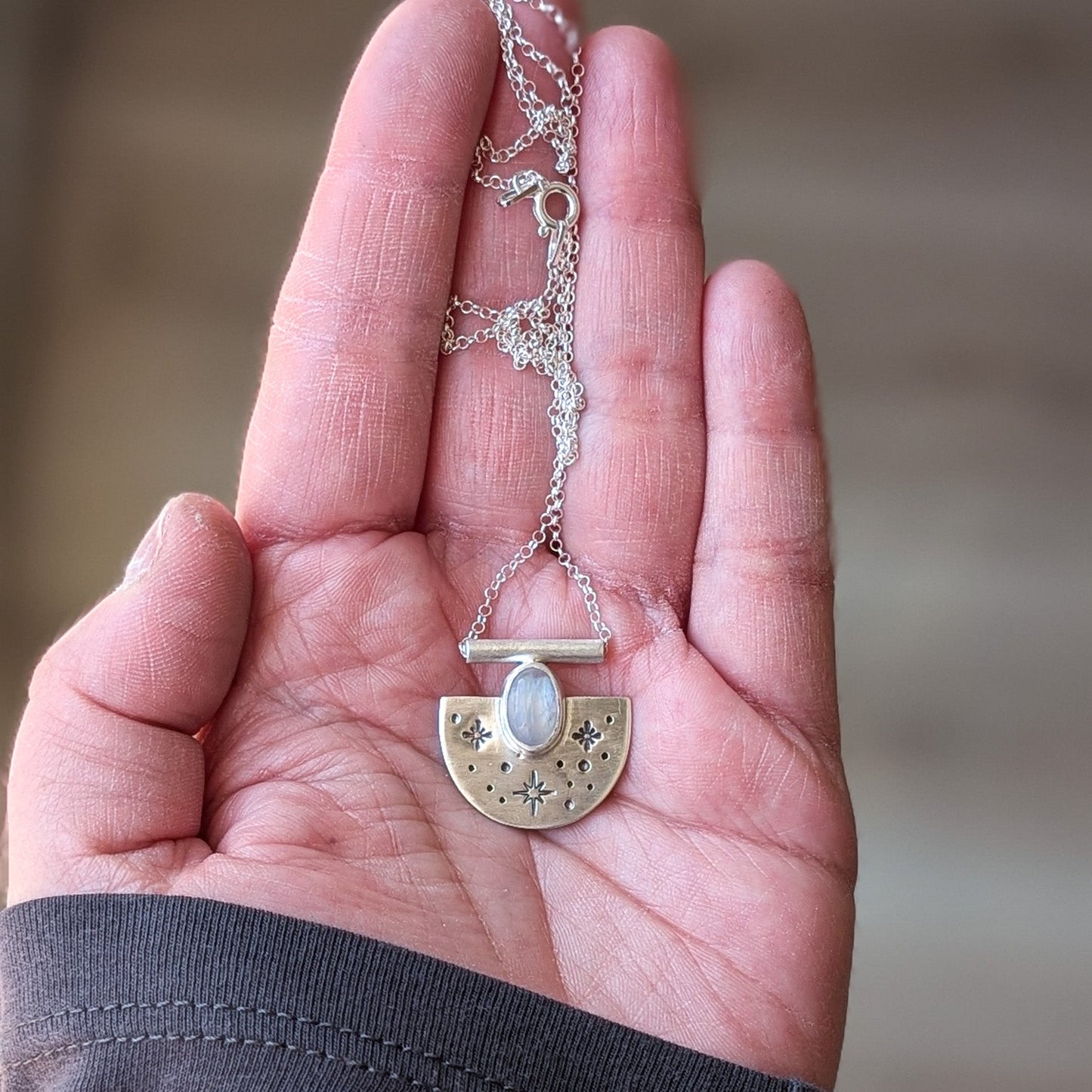 Colgante de plata con estrellas y Piedra Luna