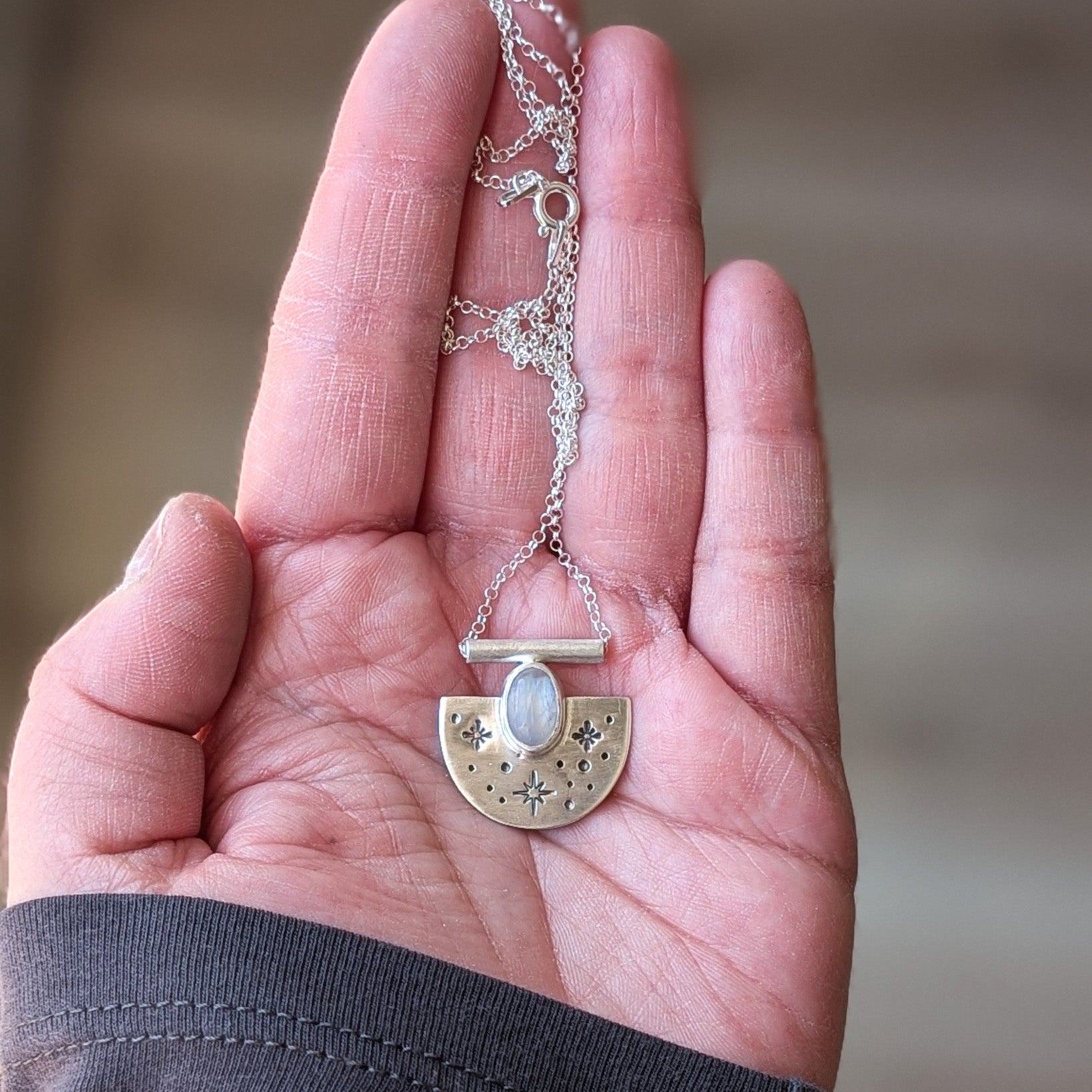 Colgante de plata con estrellas y Piedra Luna