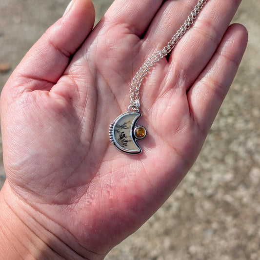Colgante de plata y ágata dendrítica en forma de luna