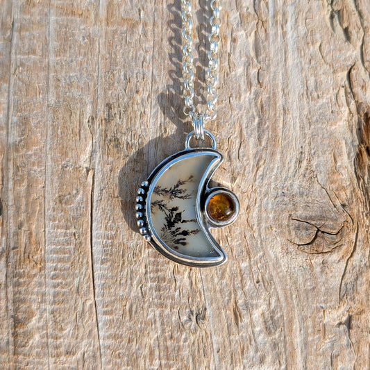 Colgante de plata y ágata dendrítica en forma de luna