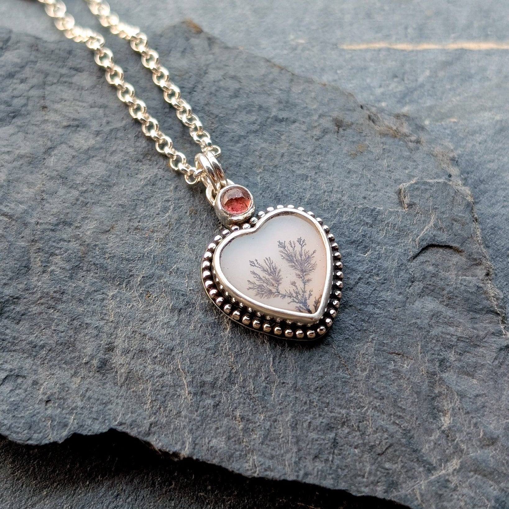 Colgante de plata y agata dendritica en forma de corazón