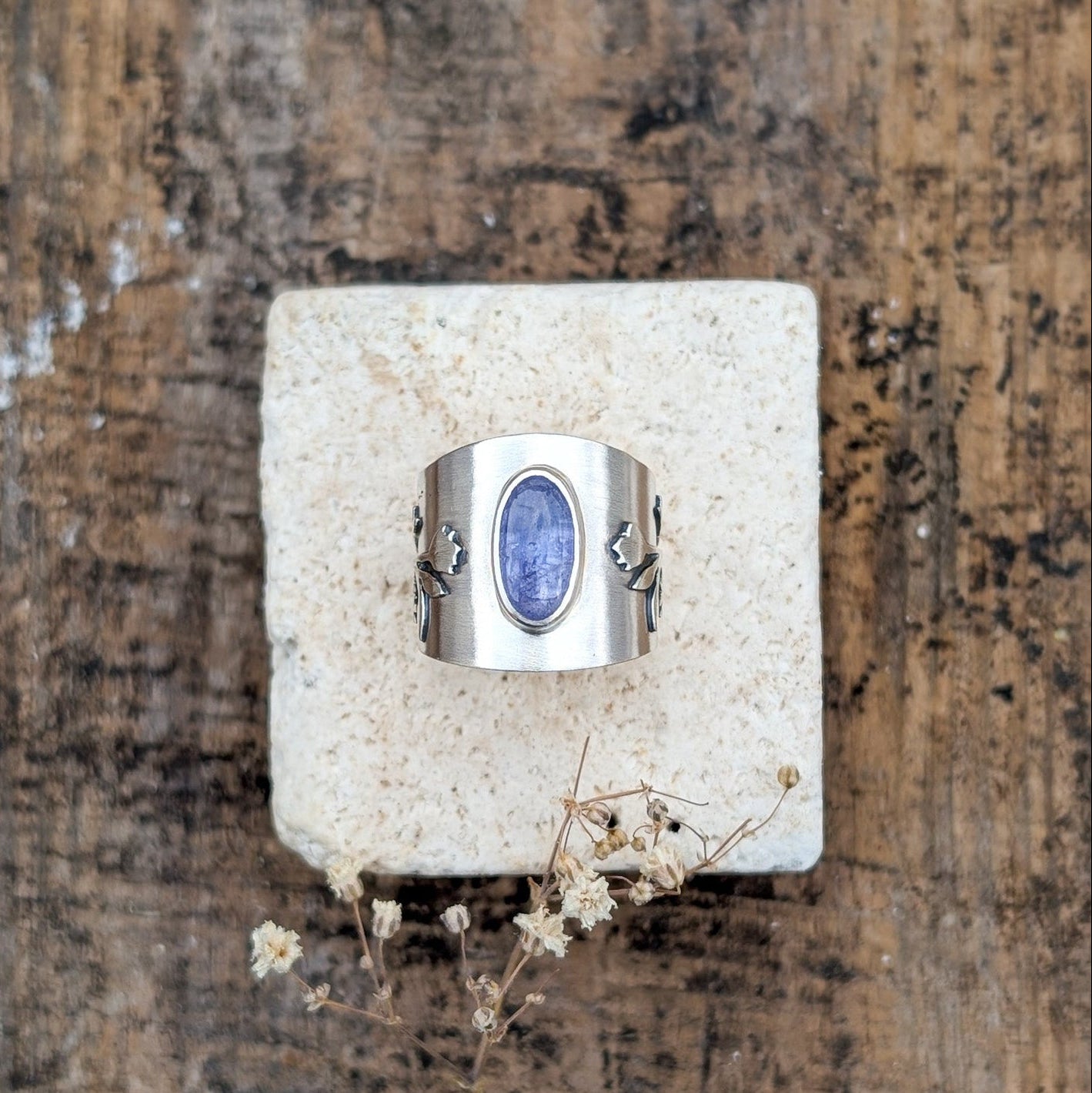 Anillo artesanal de plata con Tanzanita