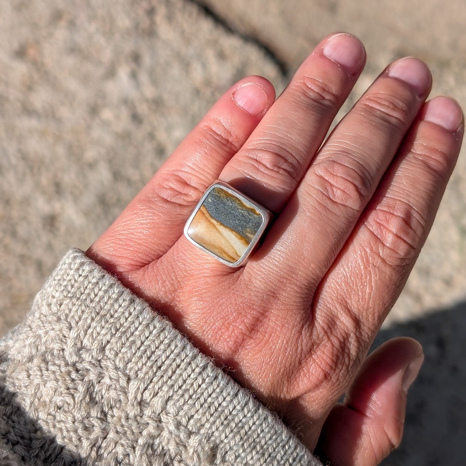 Anillo de plata con jaspe y montañas