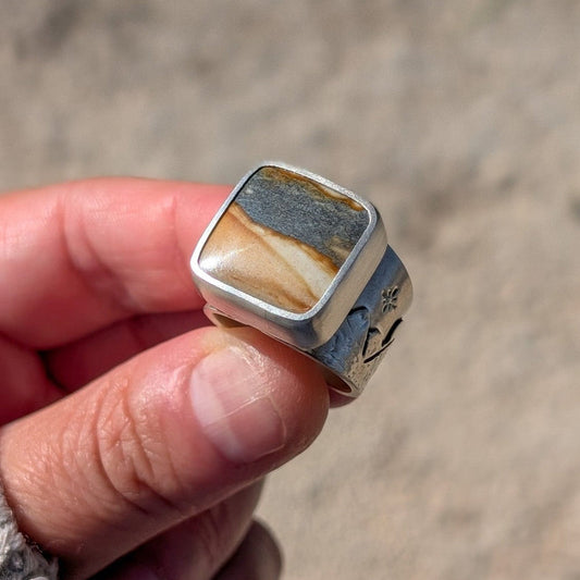 Anillo de plata con jaspe y montañas