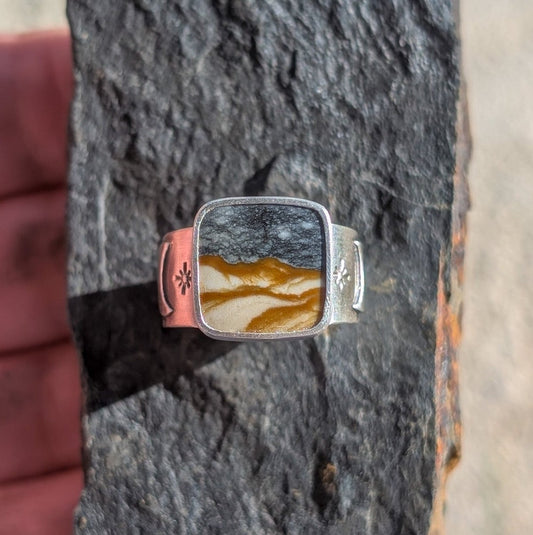 Anillo de plata con jaspe, lunas y estrellas