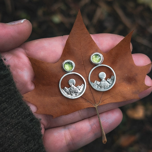Pendientes de plata con montañas y peridotos