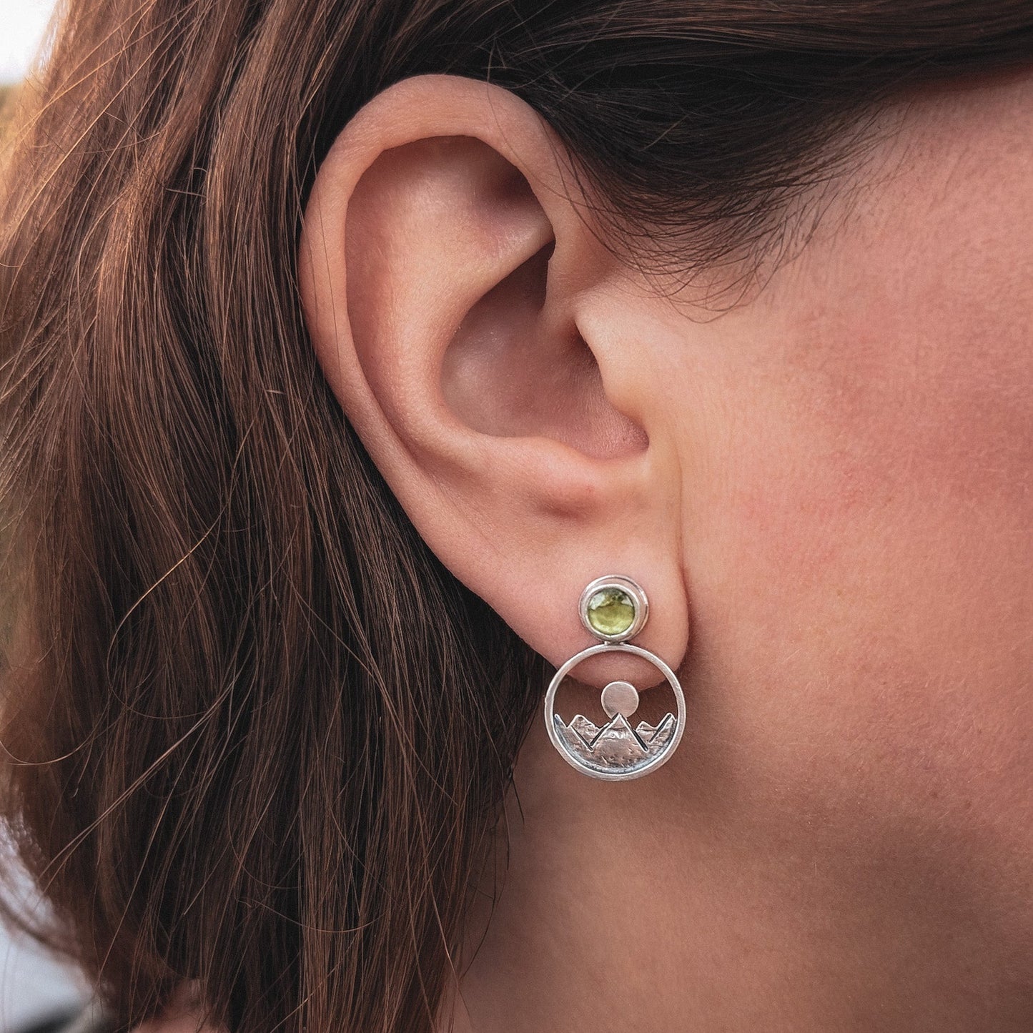 Pendientes de plata con montañas y peridotos