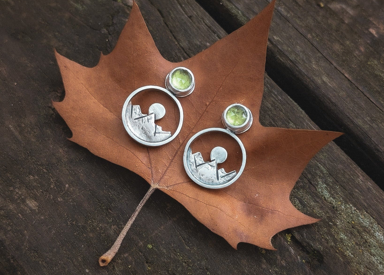 Pendientes de plata con montañas y peridotos