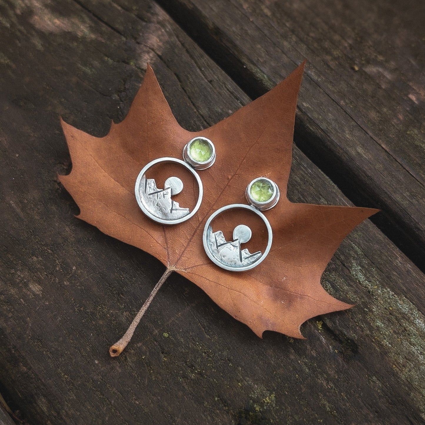 Pendientes de plata con montañas y peridotos