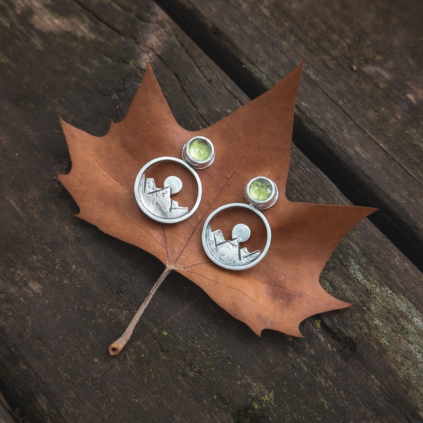 Pendientes de plata con montañas y peridotos