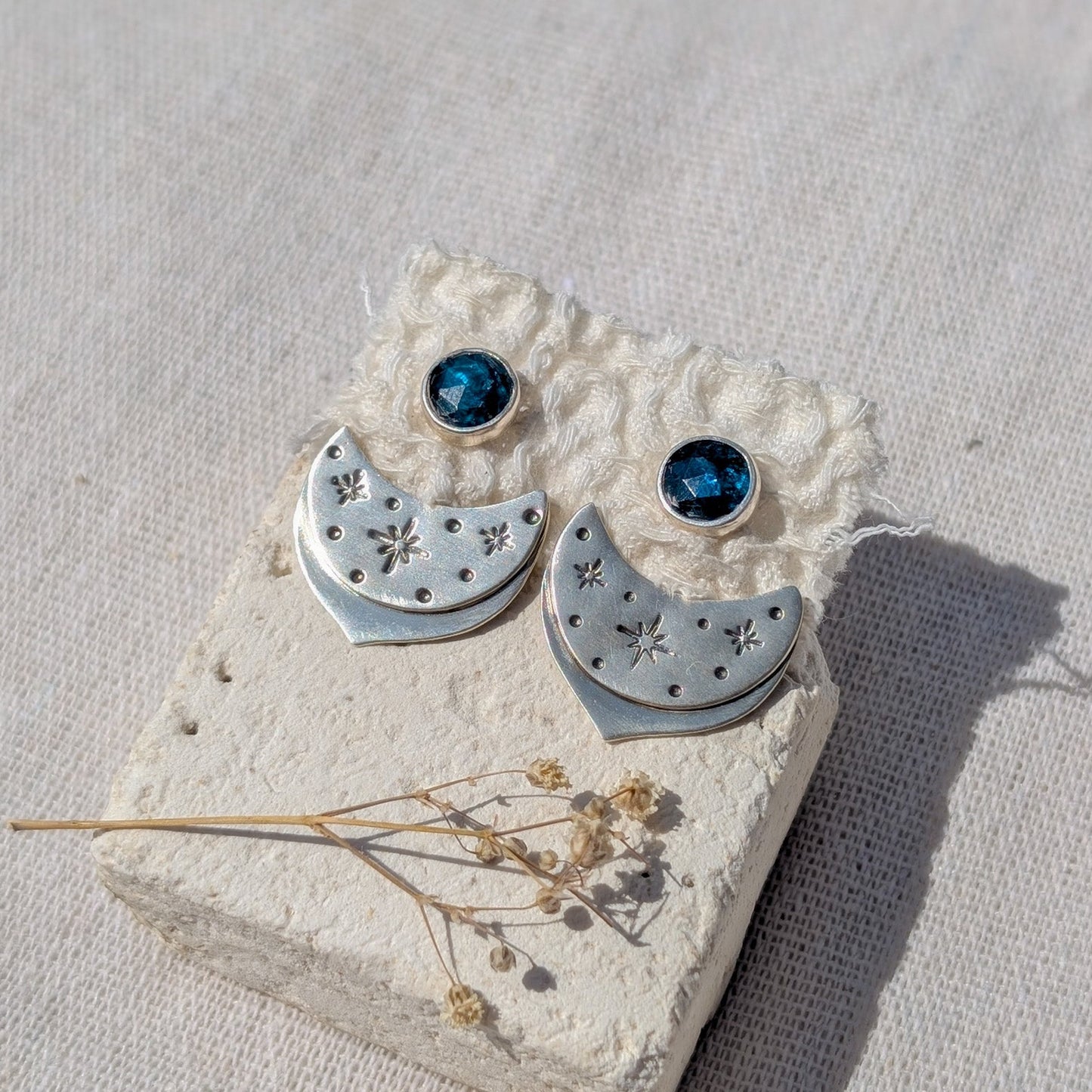 Pendientes earjacket con cianita y estrellas