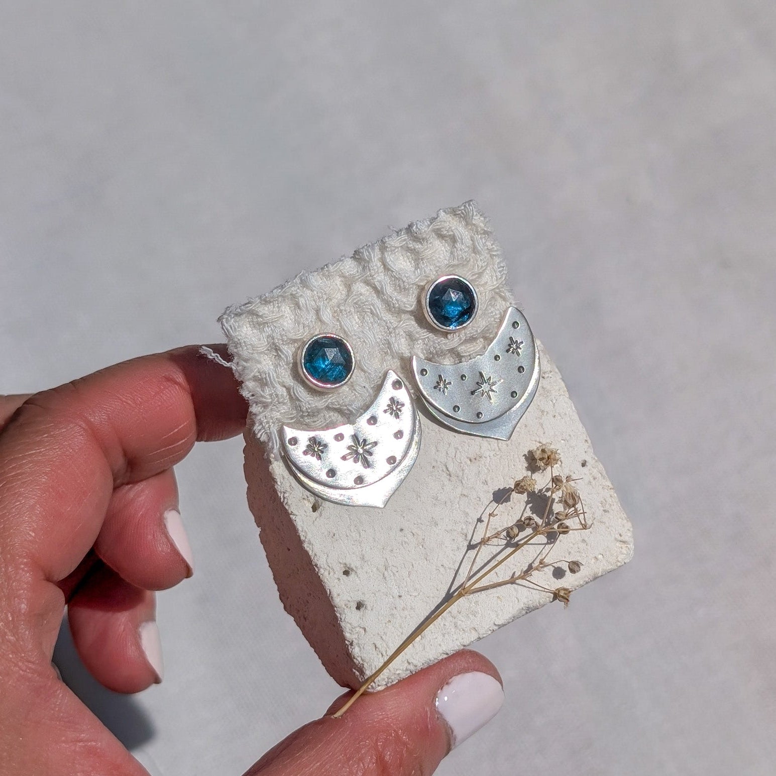 Pendientes earjacket con cianita y estrellas