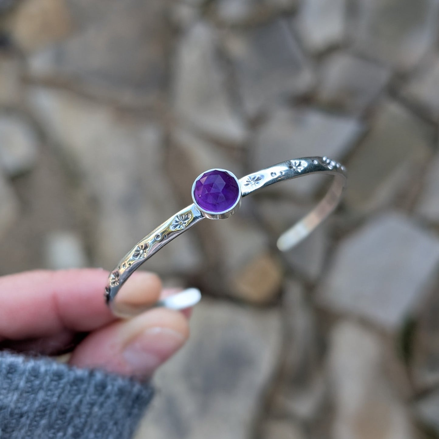 Pulsera cuff de plata con estrellas y amatista