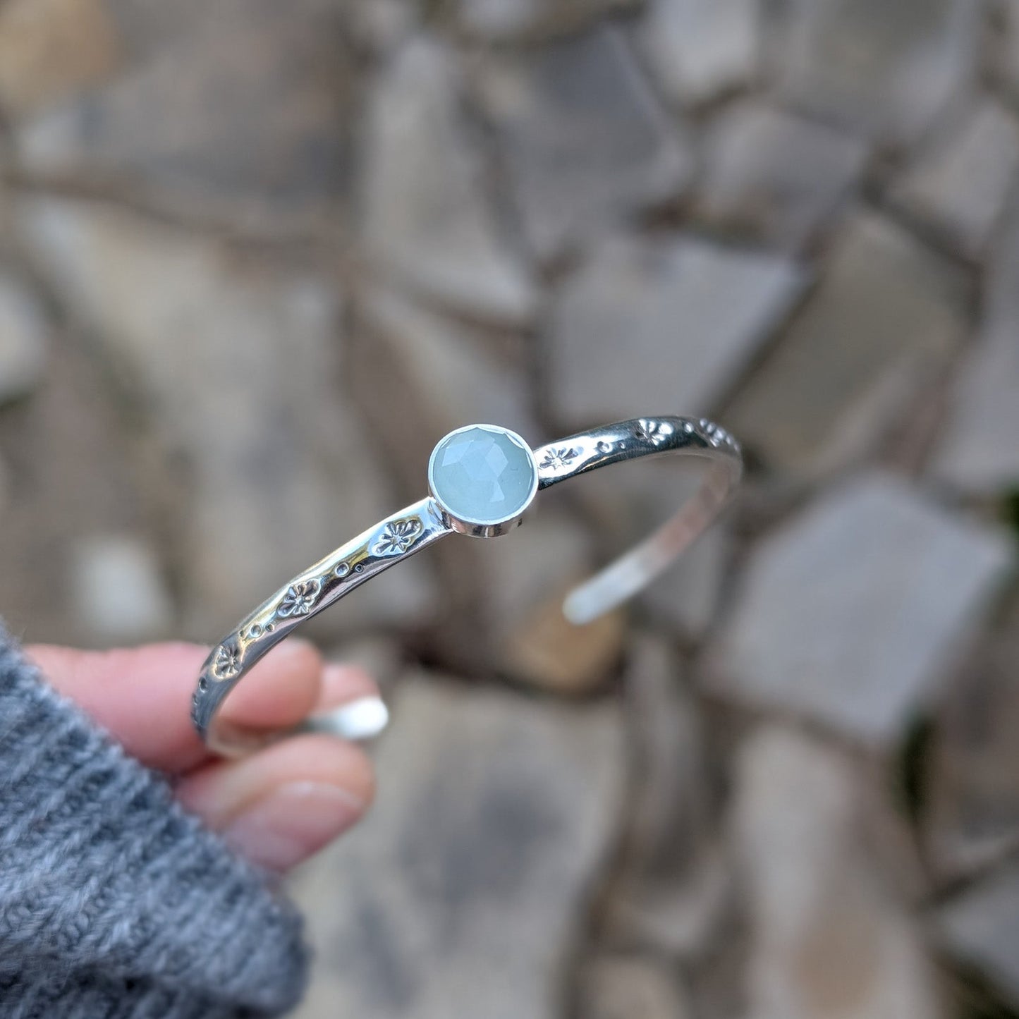 Pulsera cuff de plata con estrellas y calcedonia