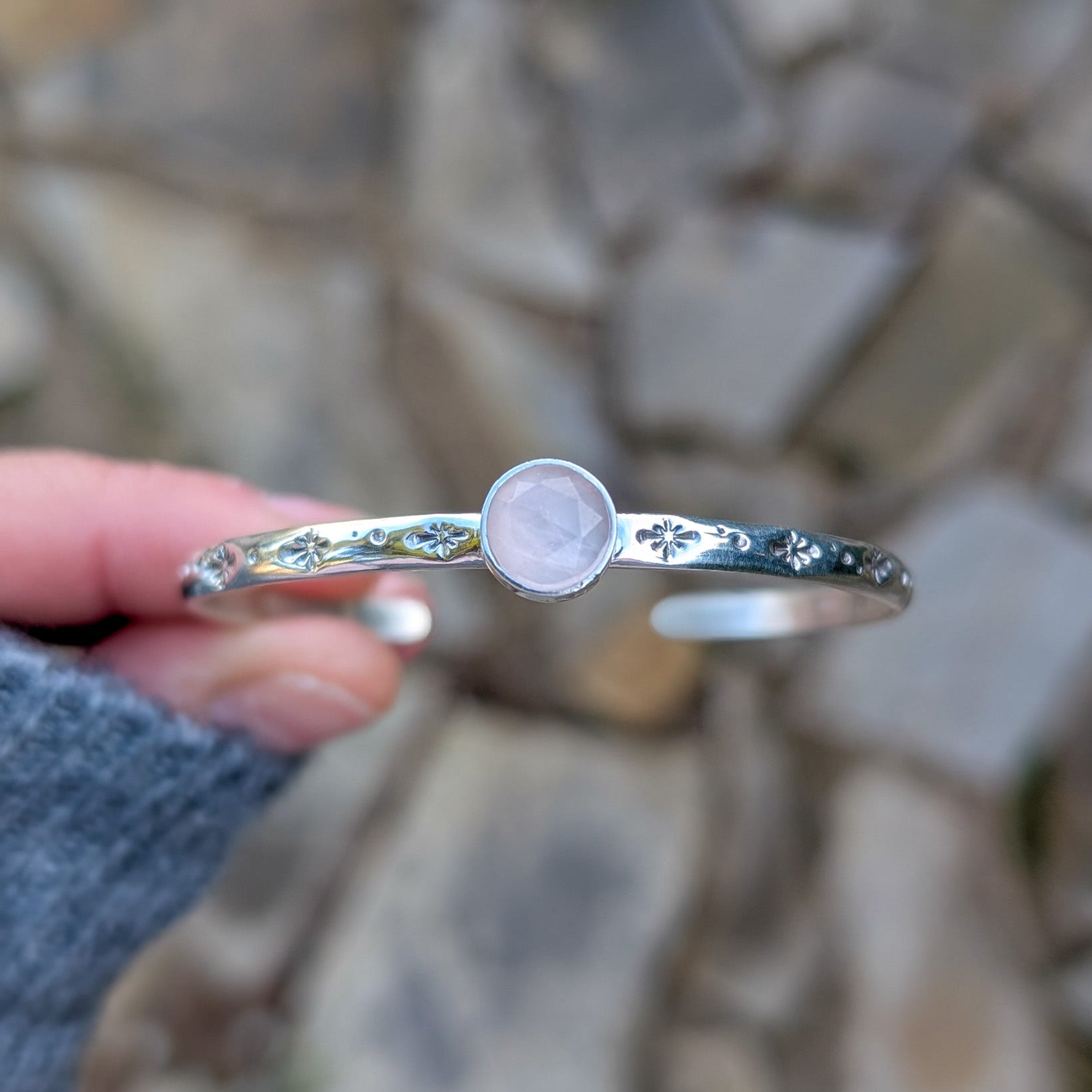 Pulsera cuff de plata con estrellas y cuarzo rosa