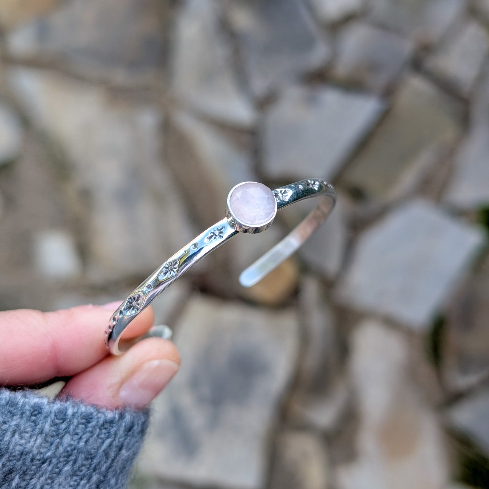 Pulsera cuff de plata con estrellas y cuarzo rosa