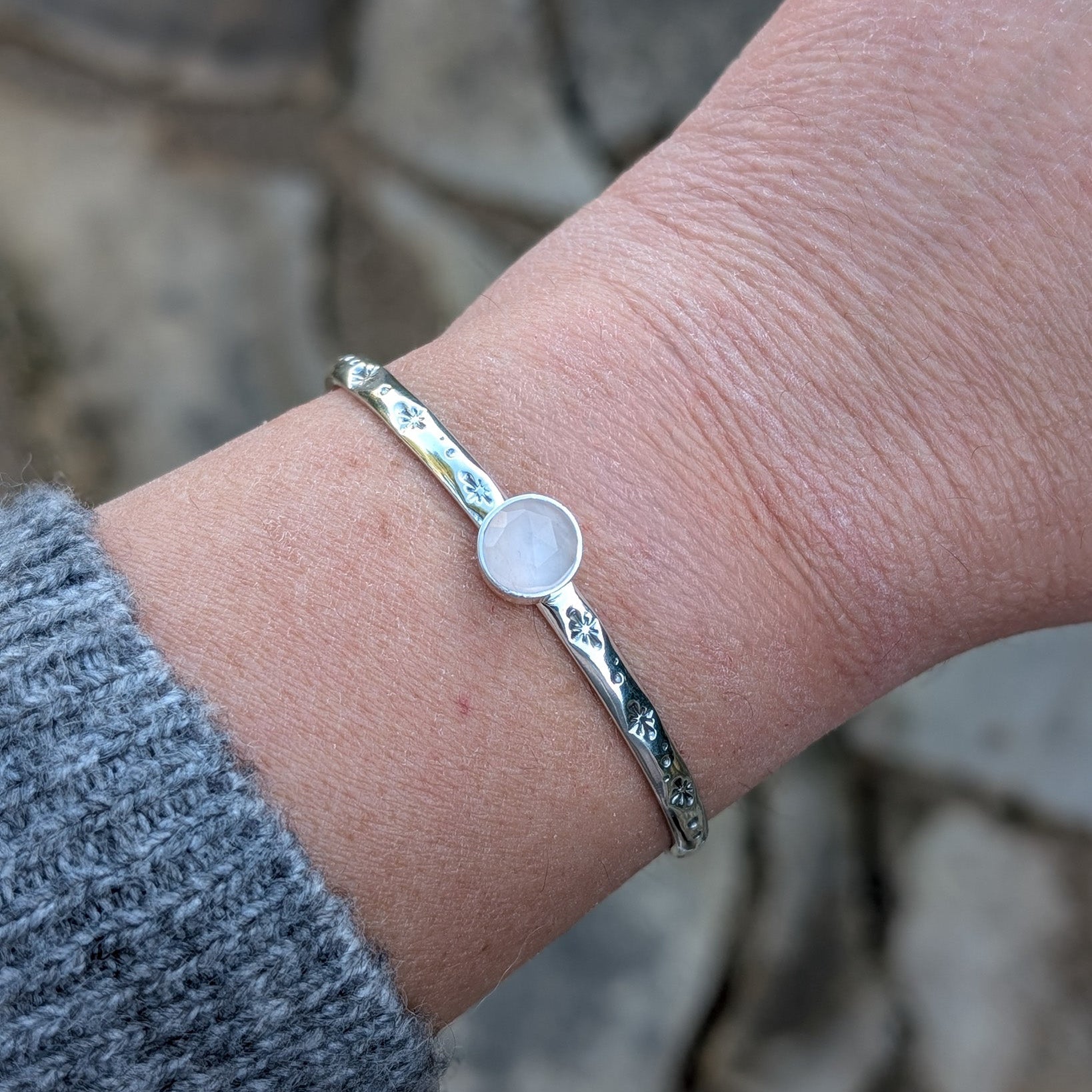 Pulsera cuff de plata con estrellas y cuarzo rosa