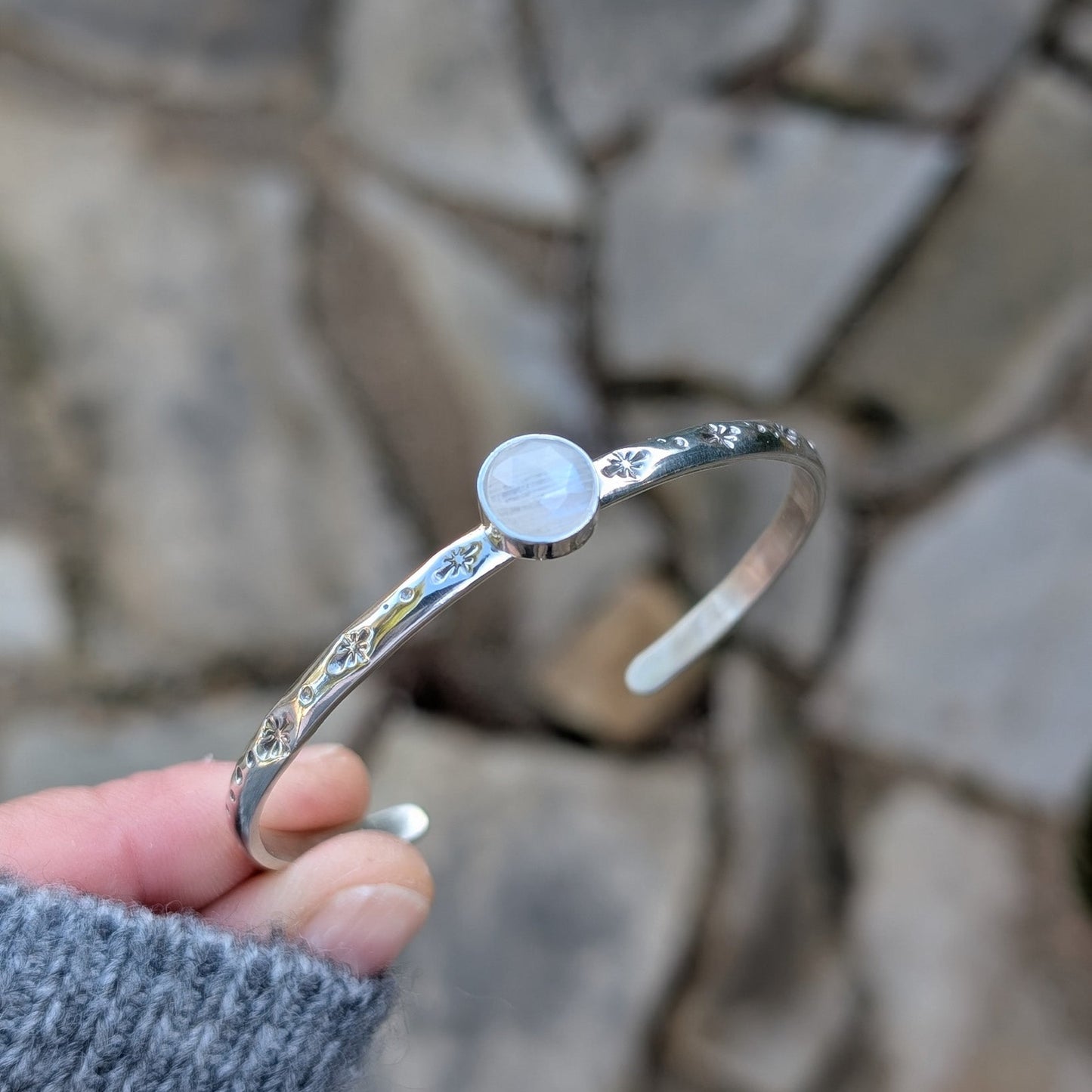 Pulsera cuff de plata con estrellas y cuarzo rosa