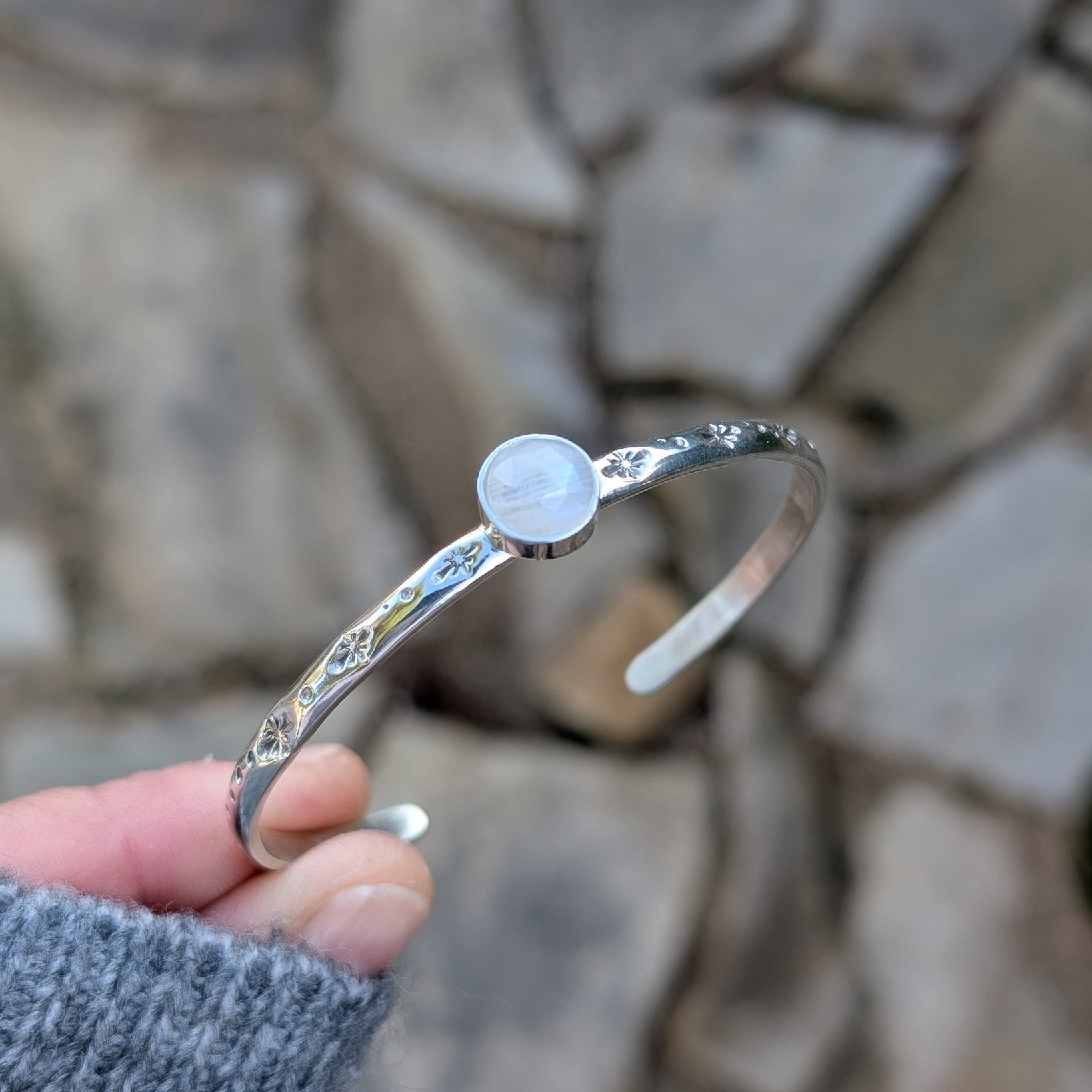 Pulsera cuff de plata con estrellas y cuarzo rosa